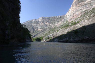 Dağ manzarası, Kanyon, dağ nehir akışlarının yüksek kayaların arasında. mavi su. Kuzey Kafkasya doğası