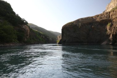 Dağ manzarası, Kanyon, dağ nehir akışlarının yüksek kayaların arasında. mavi su. Kuzey Kafkasya doğası