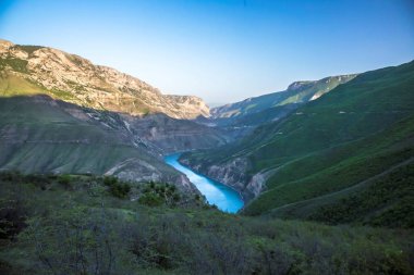 Dağ manzarası, Kanyon, dağ nehir akışlarının yüksek kayaların arasında. mavi su. Kuzey Kafkasya doğası