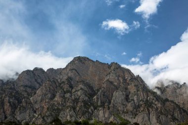 Dağ manzarası. Pitoresk gorge, yüksek dağlar ile panorama güzel bir manzara. Doğa Kuzey Kafkasya dağlarda dinlenme