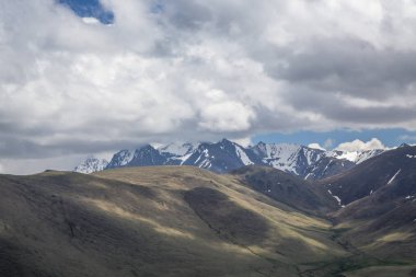 Dağ manzarası. Pitoresk gorge, yüksek dağlar ile panorama güzel bir manzara. Doğa Kuzey Kafkasya dağlarda dinlenme