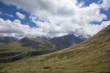 Dağ manzarası. Pitoresk gorge, yüksek dağlar ile panorama güzel bir manzara. Doğa Kuzey Kafkasya dağlarda dinlenme