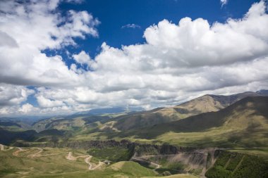 Dağ manzarası. Pitoresk gorge, yüksek dağlar ile panorama güzel bir manzara. Doğa Kuzey Kafkasya dağlarda dinlenme