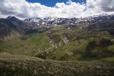 Dağ manzarası. Pitoresk gorge, yüksek dağlar ile panorama güzel bir manzara. Doğa Kuzey Kafkasya dağlarda dinlenme