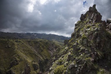 Dağ manzarası. Pitoresk gorge, yüksek dağlar ile panorama güzel bir manzara. Doğa Kuzey Kafkasya dağlarda dinlenme