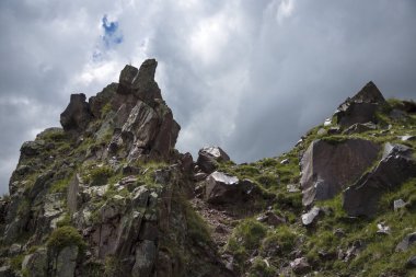 Dağ manzarası. Pitoresk gorge, yüksek dağlar ile panorama güzel bir manzara. Doğa Kuzey Kafkasya dağlarda dinlenme