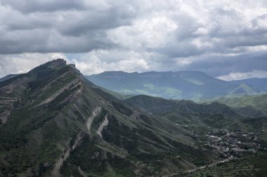 Dağ manzarası. Pitoresk gorge, yüksek dağlar ile panorama güzel bir manzara. Doğa Kuzey Kafkasya dağlarda dinlenme