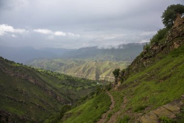 Dağ manzarası. Pitoresk gorge, yüksek dağlar ile panorama güzel bir manzara. Doğa Kuzey Kafkasya dağlarda dinlenme
