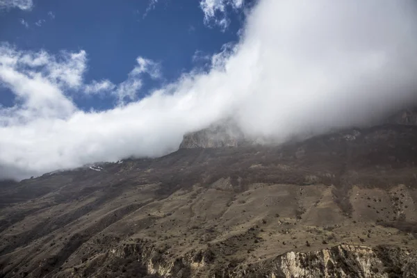 Dağ manzarası. En fazla beyaz bulutlar, pitoresk gorge güzel görünümünü, yüksek dağlar ile panorama. Doğa Kuzey Kafkasya dağlarda dinlenme