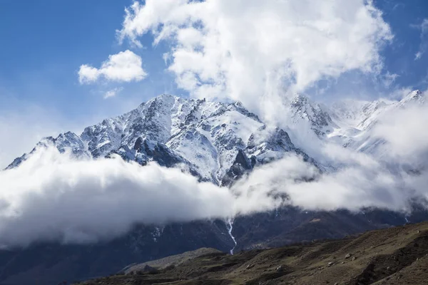 Dağ manzarası. En fazla beyaz bulutlar, pitoresk gorge güzel görünümünü, yüksek dağlar ile panorama. Doğa Kuzey Kafkasya dağlarda dinlenme