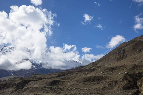 Dağ manzarası. En fazla beyaz bulutlar, pitoresk gorge güzel görünümünü, yüksek dağlar ile panorama. Doğa Kuzey Kafkasya dağlarda dinlenme