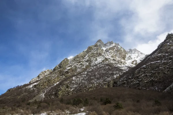 Dağ manzarası. En fazla beyaz bulutlar, pitoresk gorge güzel görünümünü, yüksek dağlar ile panorama. Doğa Kuzey Kafkasya dağlarda dinlenme