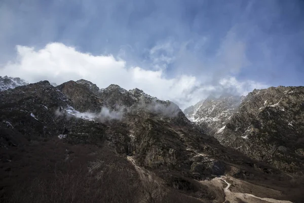 Dağ manzarası. En fazla beyaz bulutlar, pitoresk gorge güzel görünümünü, yüksek dağlar ile panorama. Doğa Kuzey Kafkasya dağlarda dinlenme