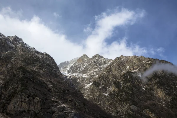 Dağ manzarası. En fazla beyaz bulutlar, pitoresk gorge güzel görünümünü, yüksek dağlar ile panorama. Doğa Kuzey Kafkasya dağlarda dinlenme