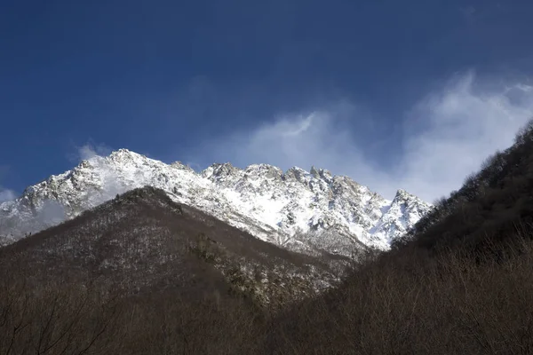 Dağ manzarası. En fazla beyaz bulutlar, pitoresk gorge güzel görünümünü, yüksek dağlar ile panorama. Doğa Kuzey Kafkasya dağlarda dinlenme