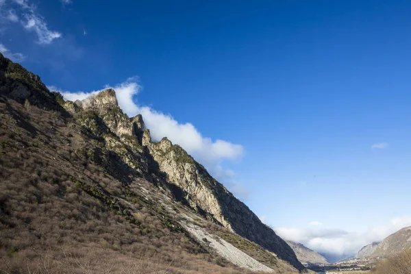 Dağ manzarası. En fazla beyaz bulutlar, pitoresk gorge güzel görünümünü, yüksek dağlar ile panorama. Doğa Kuzey Kafkasya dağlarda dinlenme