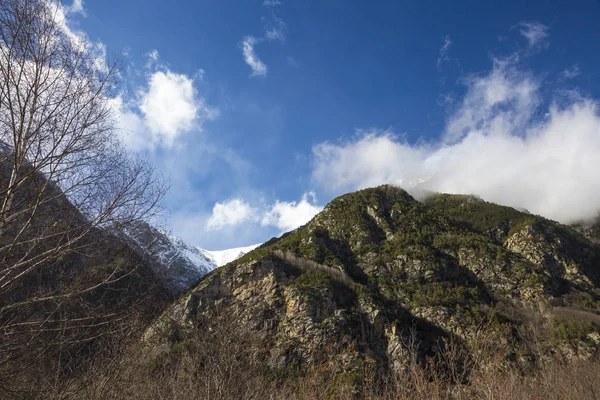 Bergslandskap Toppar Vita Moln Vyn Vackra Pittoreska Gorge Ett Panorama — Stockfoto