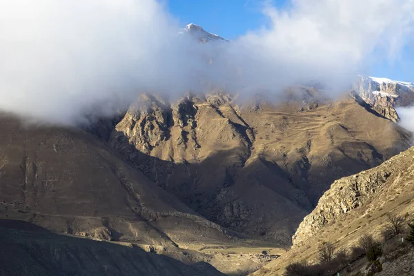 Dağ manzarası. En fazla beyaz bulutlar, pitoresk gorge güzel görünümünü, yüksek dağlar ile panorama. Doğa Kuzey Kafkasya dağlarda dinlenme