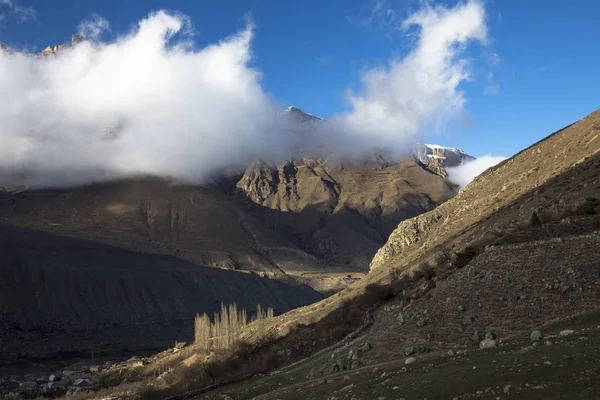 Berglandschap Tops Een Panorama Met Hoge Bergen Witte Wolken Het — Stockfoto
