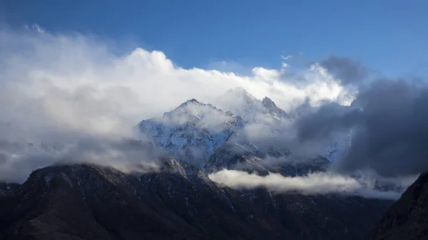 山の風景 白い雲 美しい渓谷の美しい眺め 高い山脈のパノラマでトップ 性質北コーカサスの山で休む — ストック写真