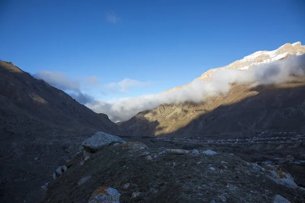 Dağ manzarası. Pitoresk gorge, yüksek dağlar ile panorama güzel bir manzara. Doğa Kuzey Kafkasya dağlarda dinlenme