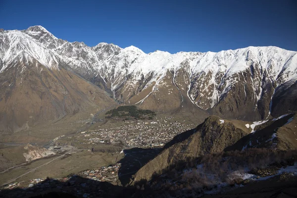 Dağ manzarası. Pitoresk gorge, yüksek dağlar ile panorama güzel bir manzara. Doğa Kuzey Kafkasya dağlarda dinlenme
