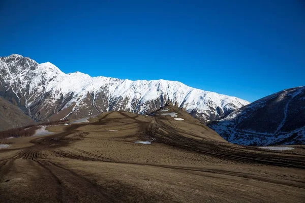 Dağ manzarası. Pitoresk gorge, yüksek dağlar ile panorama güzel bir manzara. Doğa Kuzey Kafkasya dağlarda dinlenme