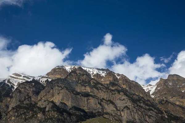 Dağ manzarası. En fazla beyaz bulutlar, pitoresk gorge güzel görünümünü, yüksek dağlar ile panorama. Doğa Kuzey Kafkasya dağlarda dinlenme