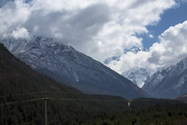 Dağ manzarası. En fazla beyaz bulutlar, pitoresk gorge güzel görünümünü, yüksek dağlar ile panorama. Doğa Kuzey Kafkasya dağlarda dinlenme