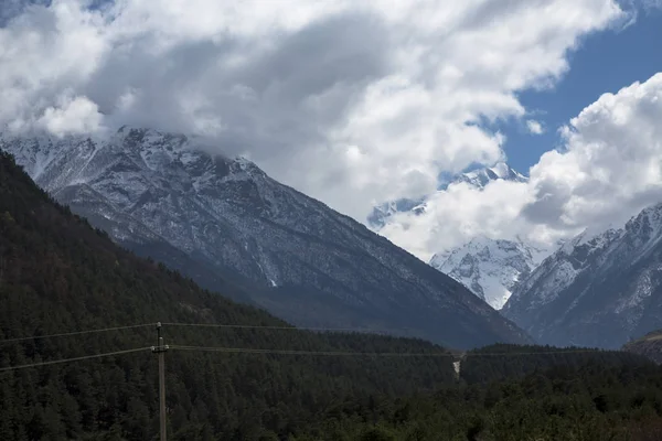 Berglandschaft Gipfel Weißen Wolken Die Schöne Aussicht Auf Die Malerische — Stockfoto