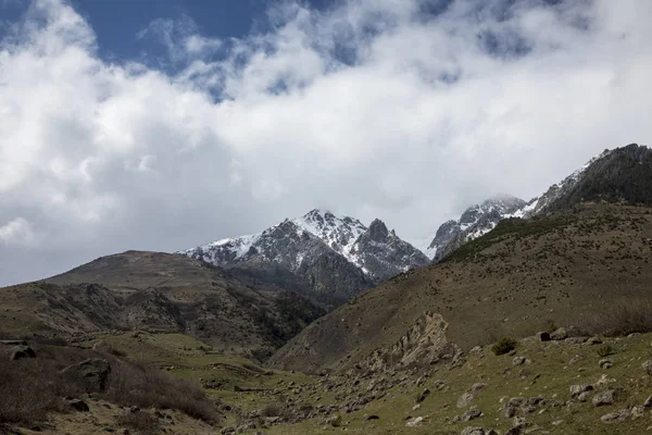 Dağ manzarası. En fazla beyaz bulutlar, pitoresk gorge güzel görünümünü, yüksek dağlar ile panorama. Doğa Kuzey Kafkasya dağlarda dinlenme
