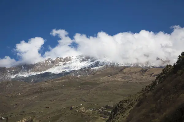 Berglandschaft Gipfel Weißen Wolken Die Schöne Aussicht Auf Die Malerische — Stockfoto
