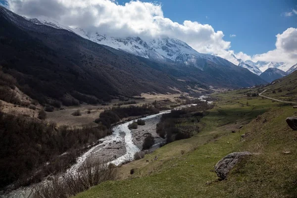 Dağ manzarası. Pitoresk gorge, yüksek dağlar ile panorama güzel bir manzara. Doğa Kuzey Kafkasya dağlarda dinlenme
