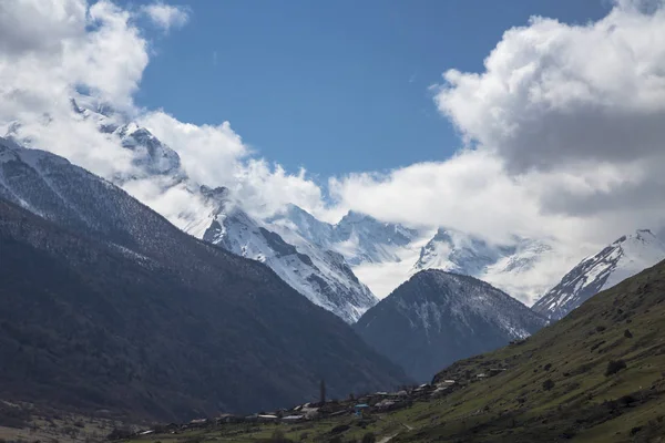 Dağ manzarası. En fazla beyaz bulutlar, pitoresk gorge güzel görünümünü, yüksek dağlar ile panorama. Doğa Kuzey Kafkasya dağlarda dinlenme