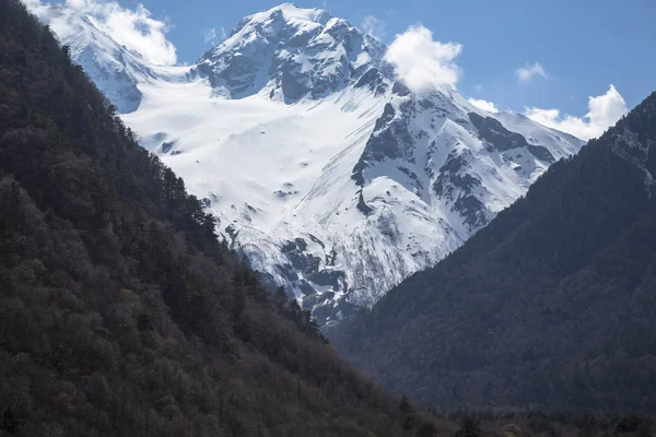 Dağ manzarası. Pitoresk gorge, yüksek dağlar ile panorama güzel bir manzara. Doğa Kuzey Kafkasya dağlarda dinlenme