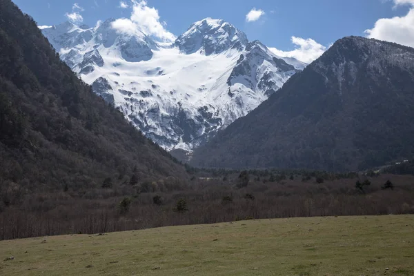 Dağ manzarası. Pitoresk gorge, yüksek dağlar ile panorama güzel bir manzara. Doğa Kuzey Kafkasya dağlarda dinlenme