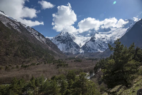 Dağ manzarası. Pitoresk gorge, yüksek dağlar ile panorama güzel bir manzara. Doğa Kuzey Kafkasya dağlarda dinlenme