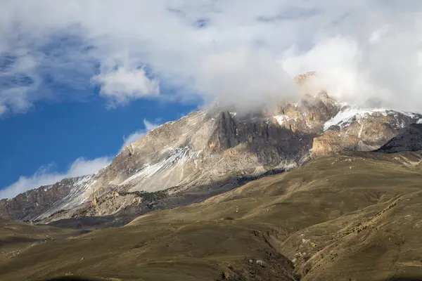 Dağ manzarası. Pitoresk gorge, yüksek dağlar ile panorama güzel bir manzara. Doğa Kuzey Kafkasya dağlarda dinlenme