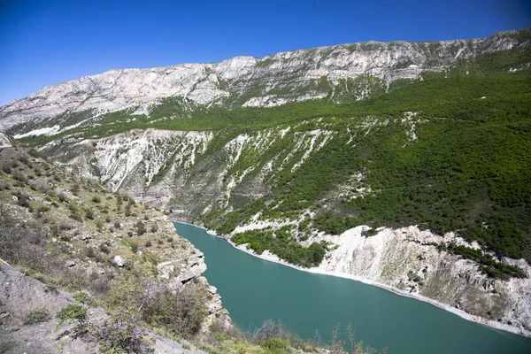 Dağ manzarası, Kanyon, dağ nehir akışlarının yüksek kayaların arasında. mavi su. Kuzey Kafkasya doğası
