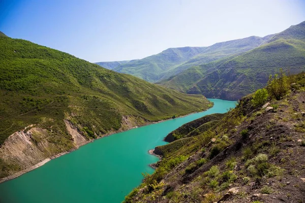 Dağ manzarası, Kanyon, dağ nehir akışlarının yüksek kayaların arasında. mavi su. Kuzey Kafkasya doğası
