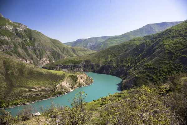 Dağ manzarası, Kanyon, dağ nehir akışlarının yüksek kayaların arasında. mavi su. Kuzey Kafkasya doğası