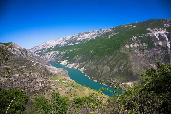 Dağ manzarası, Kanyon, dağ nehir akışlarının yüksek kayaların arasında. mavi su. Kuzey Kafkasya doğası