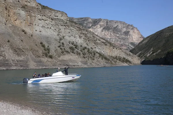 Dağ manzarası, Kanyon, dağ nehir akışlarının yüksek kayaların arasında. mavi su. Kuzey Kafkasya doğası