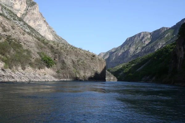 Dağ manzarası, Kanyon, dağ nehir akışlarının yüksek kayaların arasında. mavi su. Kuzey Kafkasya doğası