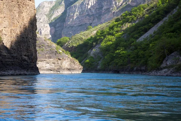 Dağ manzarası, Kanyon, dağ nehir akışlarının yüksek kayaların arasında. mavi su. Kuzey Kafkasya doğası