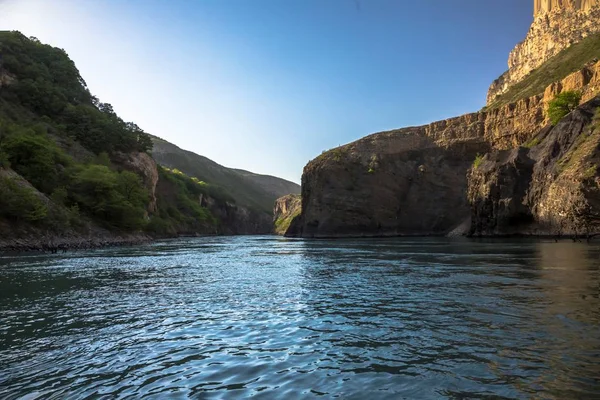 Dağ manzarası, Kanyon, dağ nehir akışlarının yüksek kayaların arasında. mavi su. Kuzey Kafkasya doğası