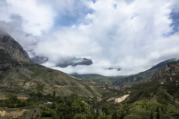 Dağ manzarası. Pitoresk gorge, yüksek dağlar ile panorama güzel bir manzara. Doğa Kuzey Kafkasya dağlarda dinlenme