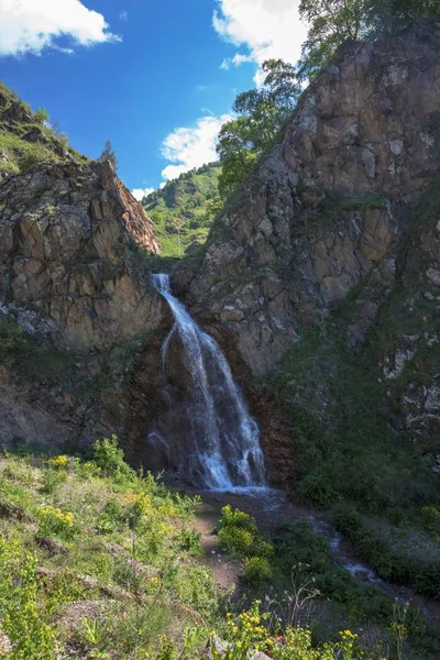 Hermosas Caídas Entre Rocas Las Montañas Naturaleza Del Cáucaso Norte — Foto de Stock