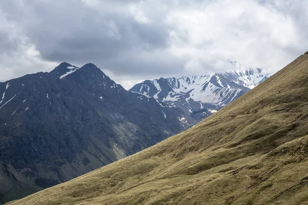 山风景 美丽的景色风景如画的峡谷 与高山的全景 北高加索的性质 在山上休息 — 图库照片