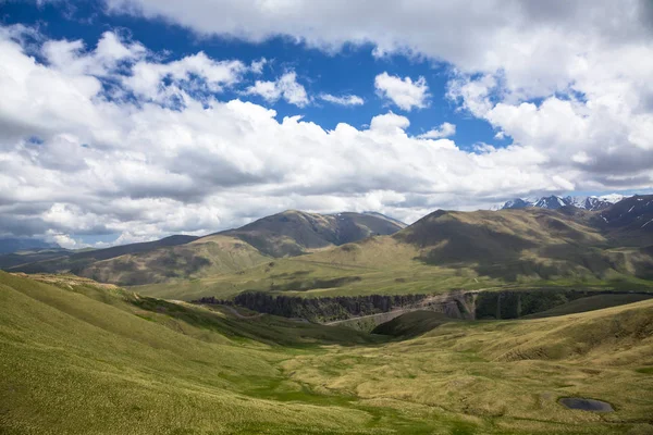 Dağ manzarası. Pitoresk gorge, yüksek dağlar ile panorama güzel bir manzara. Doğa Kuzey Kafkasya dağlarda dinlenme